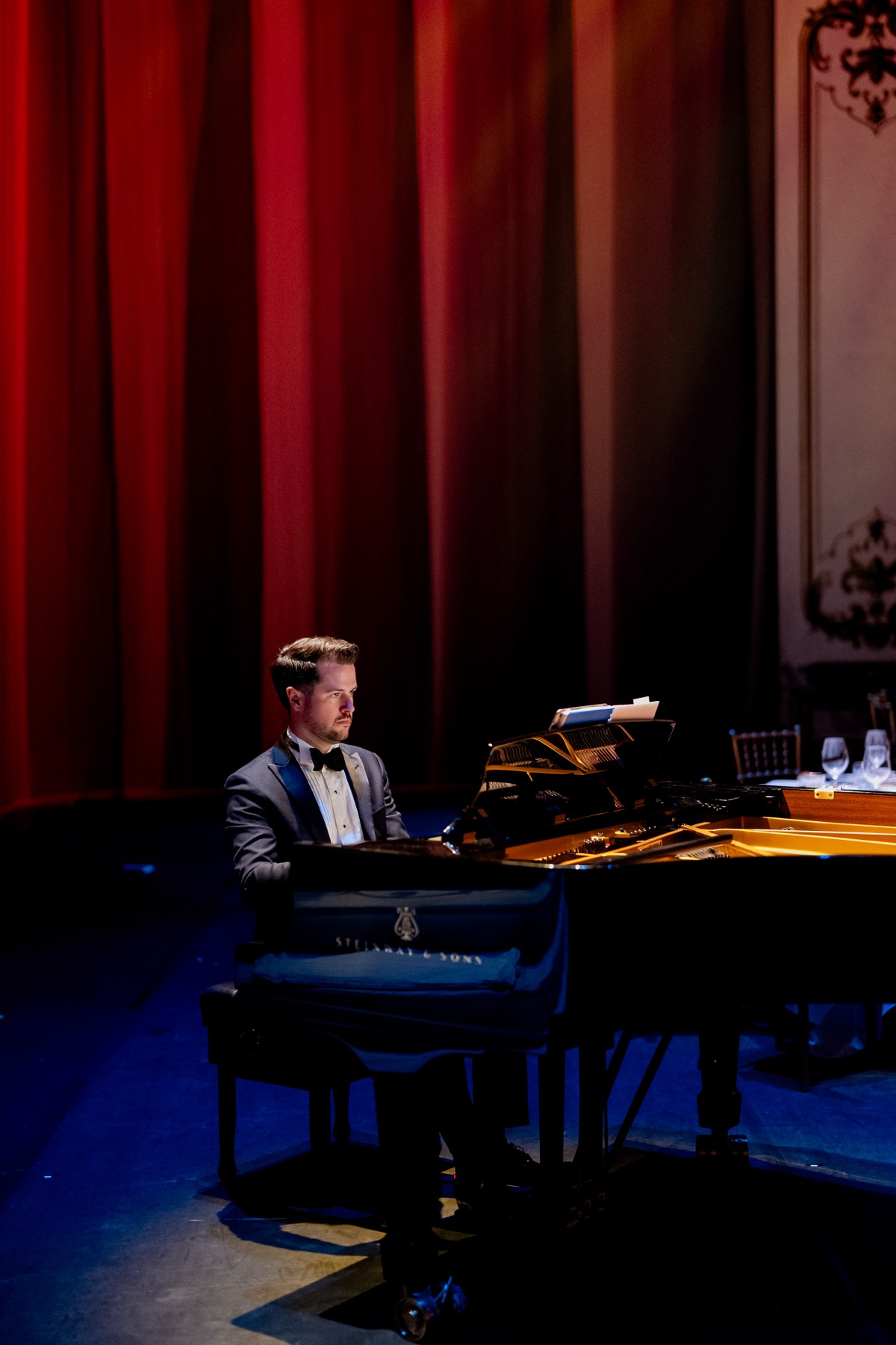 Live piano during the dinner, in front of the Opera's red curtain