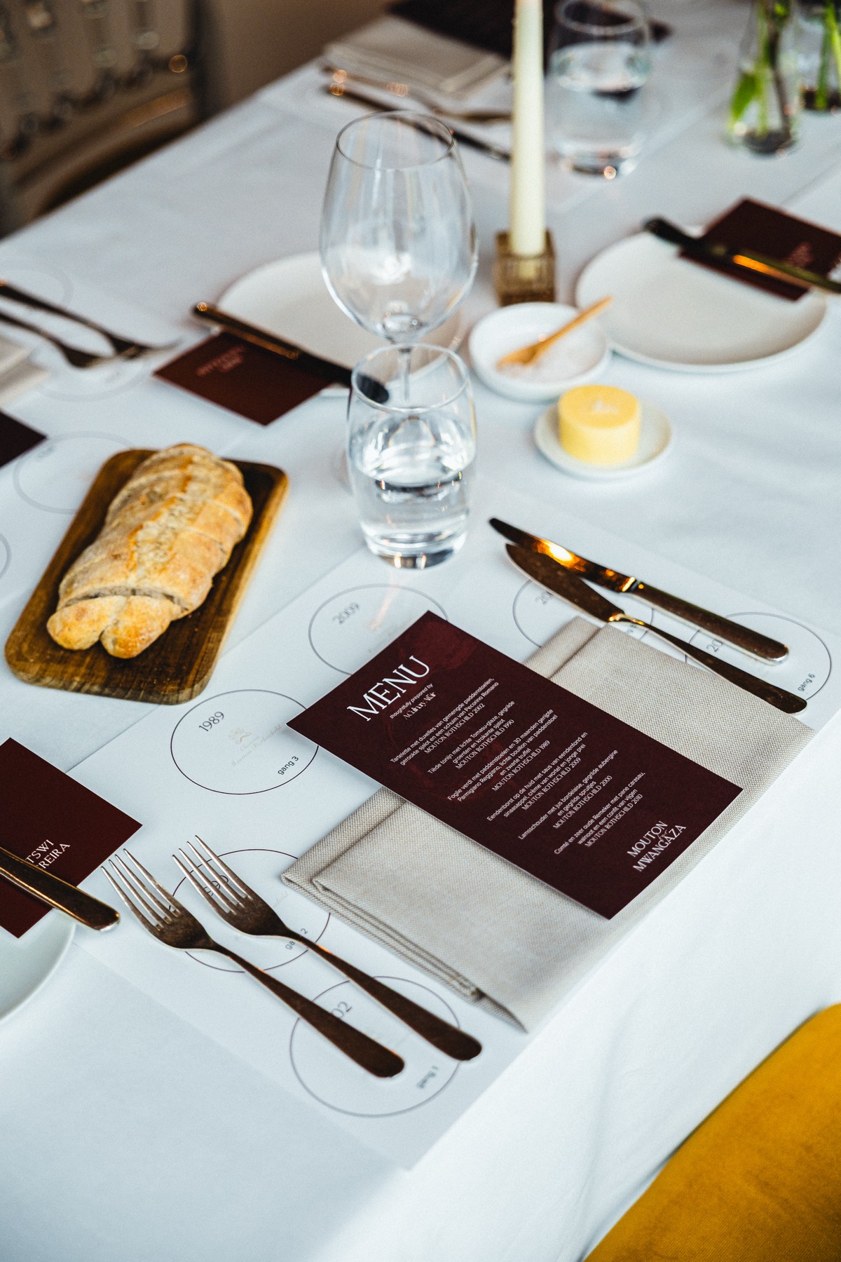 Table setting with menu cards at the Stichting Mwangaza dinner