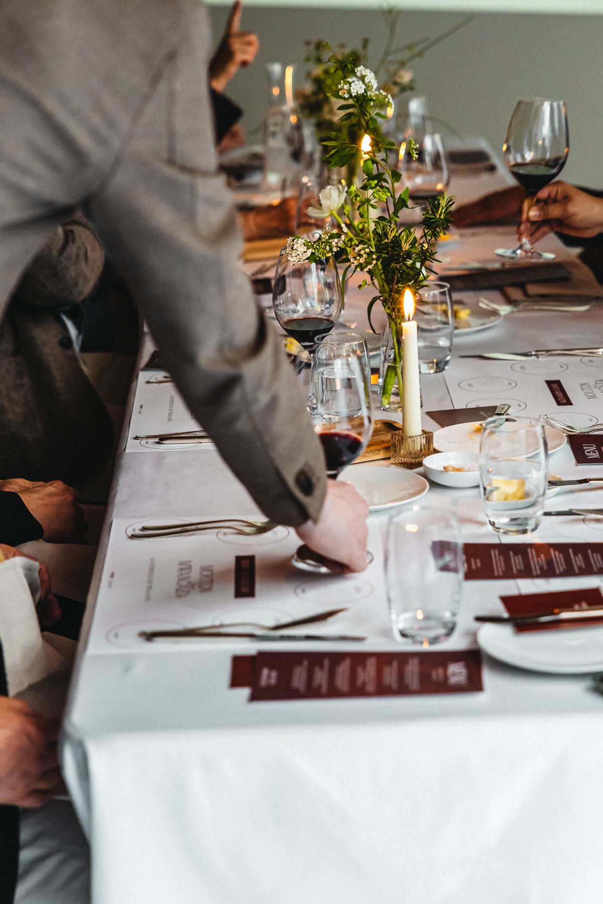 Finishing touches on the table at the Stichting Mwangaza dinner
