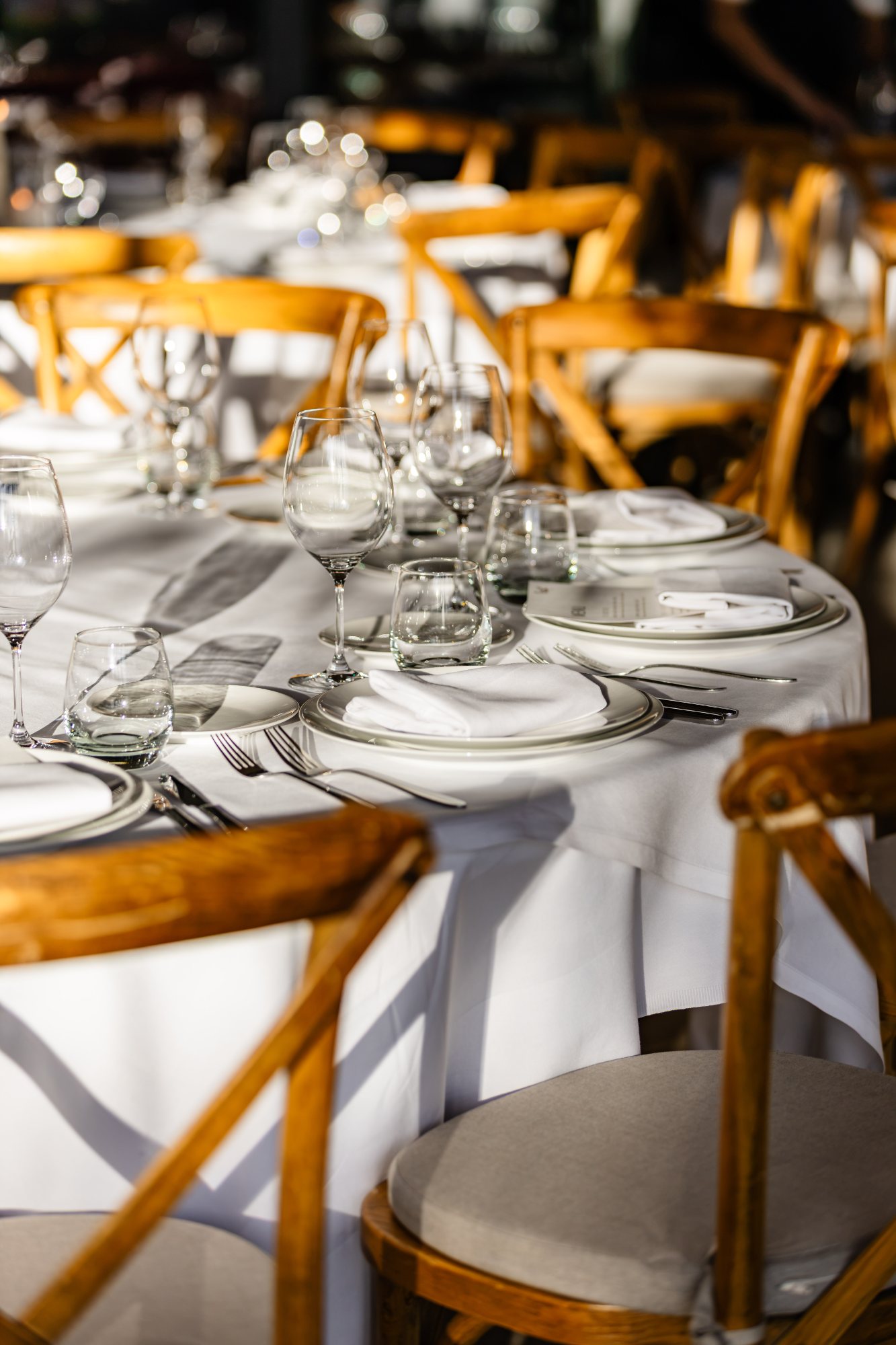 A Culinary Affair: Ronde dinertafels met wit linnen en crossback-stoelen