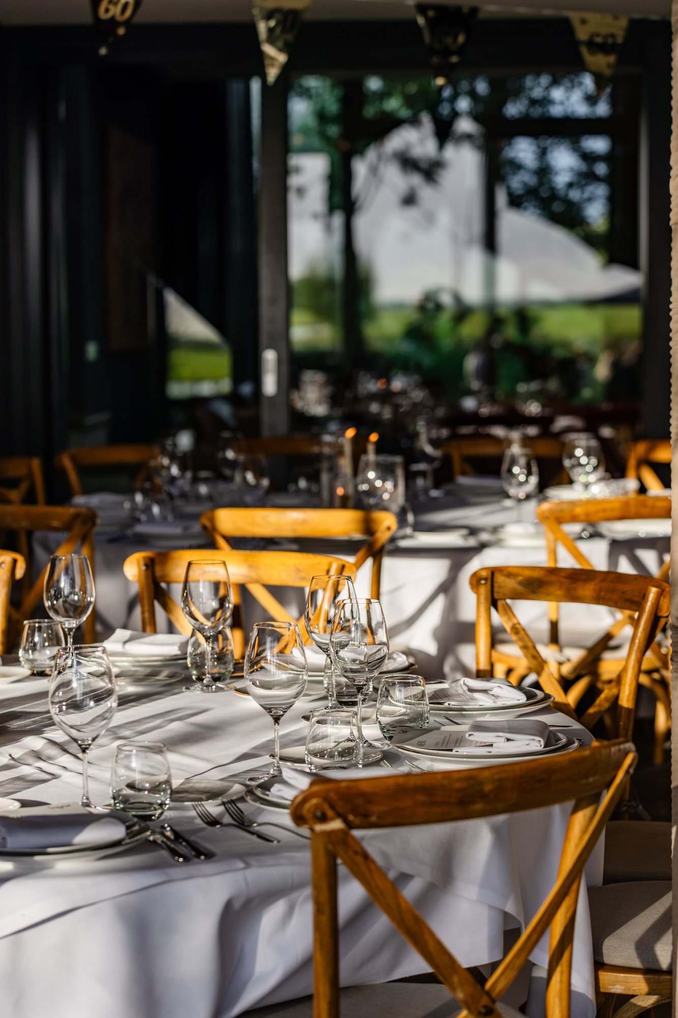A Culinary Affair: Dineropstelling met ronde tafels op het overdekte terras
