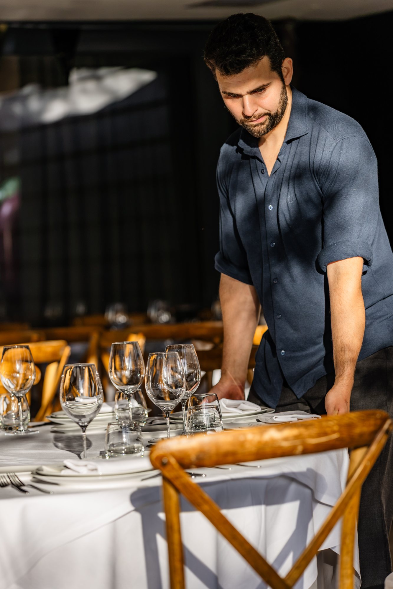 A Culinary Affair: Tafels dekken voor het diner op het overdekte terras