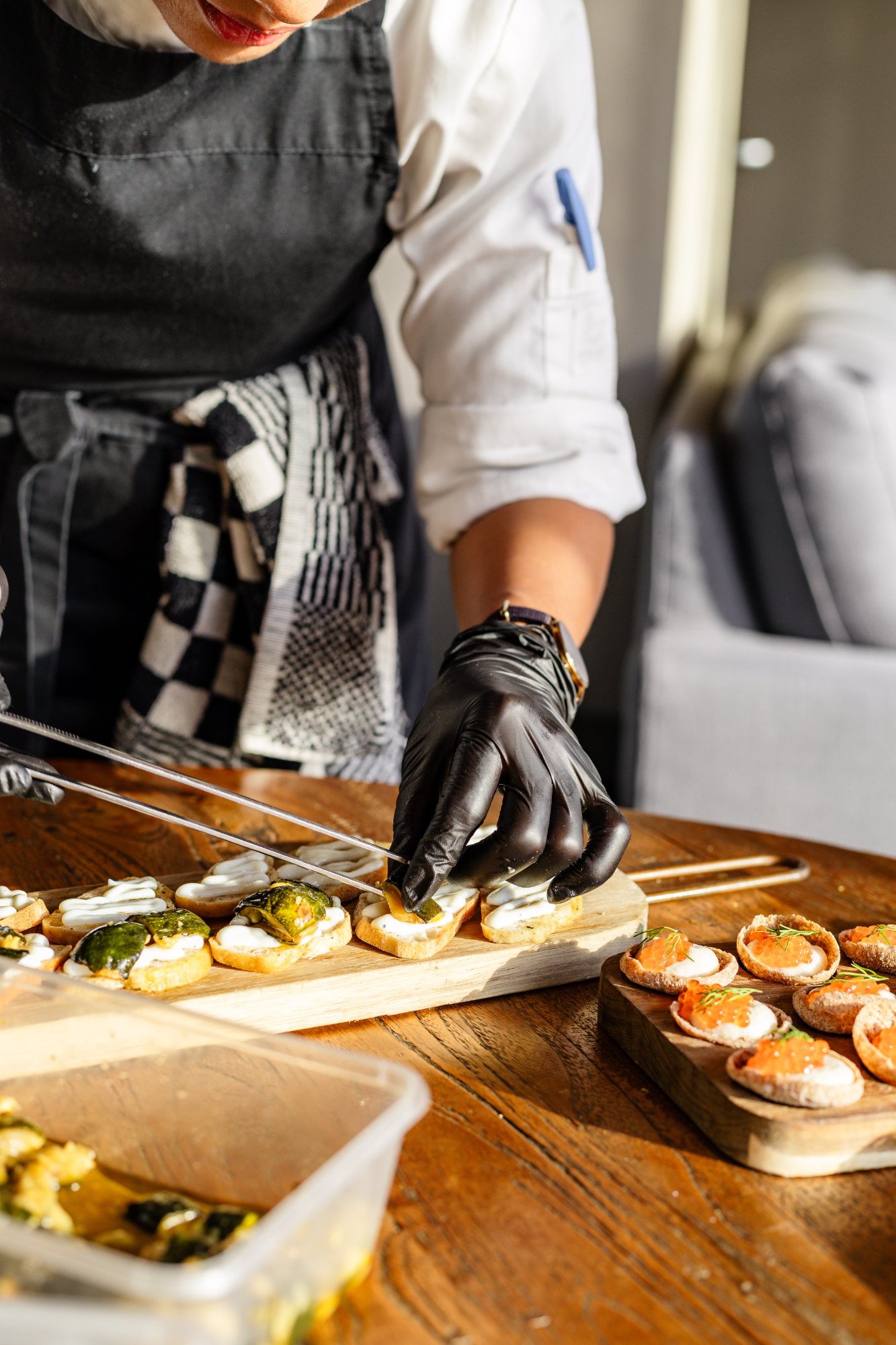 A Culinary Affair: Chef bereidt canapés voor de tuinreceptie